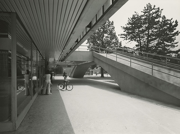 Ivan Matušík, Alfréd Nemeth, Rajmund Müller – Obchodné stredisko v Martine. Fasáda s rampou 