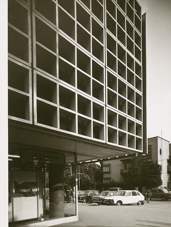 Ivan Matušík, Alfréd Nemeth, Rajmund Müller – Obchodné stredisko v Martine. Detail fasády 