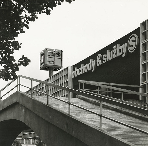 Ivan Matušík, Alfréd Nemeth, Rajmund Müller – Obchodné stredisko v Martine. Detail fasády s rampou 