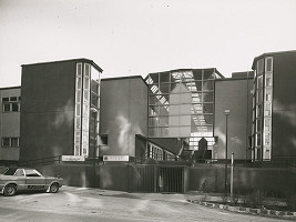 Peter Valach, Ivan Kepko, Rajmund Müller – Nákupné stredisko Vtáčnik v Prievidzi. Pohľad na vstupnú fasádu. 