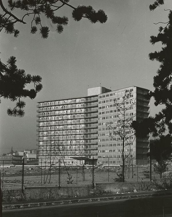 Štefan Imrich, Richard Pastor, Jaroslav Rajchl, Milan Šavlík, Oldřich Černý, Rajmund Müller – Nemocnica L. Dérera na Kramároch v Bratislave. Exteriér, celkový pohľad. 