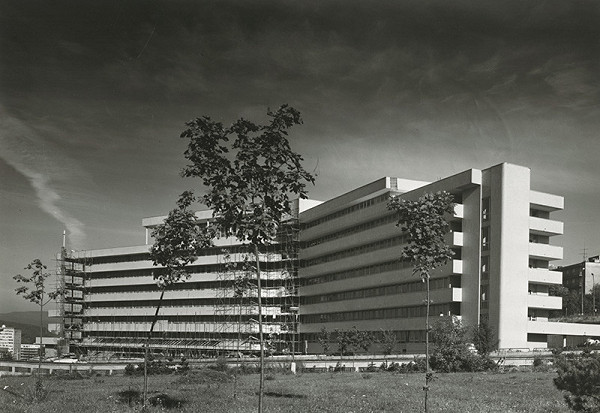 Rajmund Müller, Oldřich Černý – Nemocnica L. Dérera na Kramároch v Bratislave. Exteriér, celkový pohľad.  