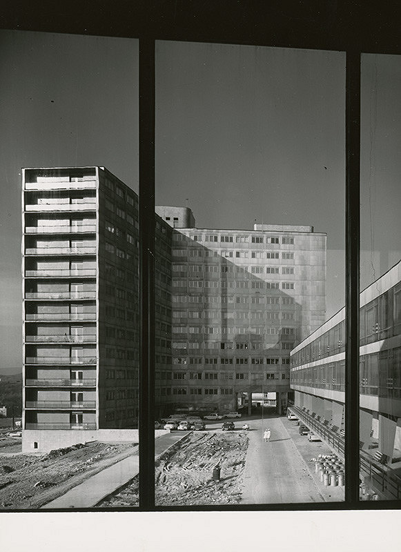Štefan Imrich, Richard Pastor, Jaroslav Rajchl, Milan Šavlík, Oldřich Černý, Rajmund Müller – Nemocnica L. Dérera na Kramároch v Bratislave. Exteriér, pohľad na budovu z okna.
