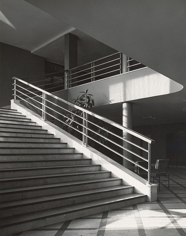 Štefan Imrich, Richard Pastor, Jaroslav Rajchl, Milan Šavlík, Oldřich Černý, Rajmund Müller – Nemocnica L. Dérera na Kramároch v Bratislave. Interiér, detail schodiska 
