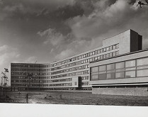 Albert Ščepán, Rajmund Müller – Poliklinika v Bratislave – Ružinov. Exteriér, celkový pohľad na budovu. 