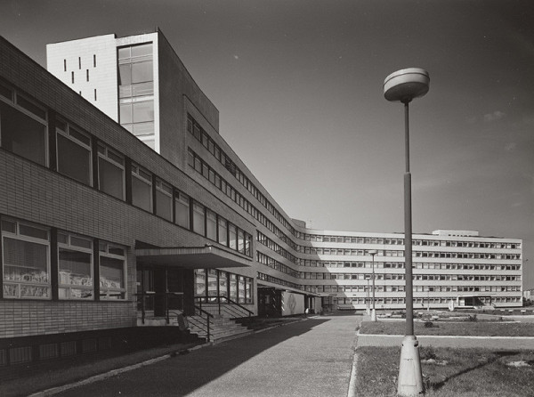 Albert Ščepán, Rajmund Müller – Poliklinika v Bratislave – Ružinov. Exteriér, pohľad na budovu so vstupným schodiskom.  