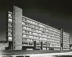 Viktor Šišolák, Rajmund Müller – Poliklinika v Bratislave – Novom Meste. Pohľad na fasádu. 