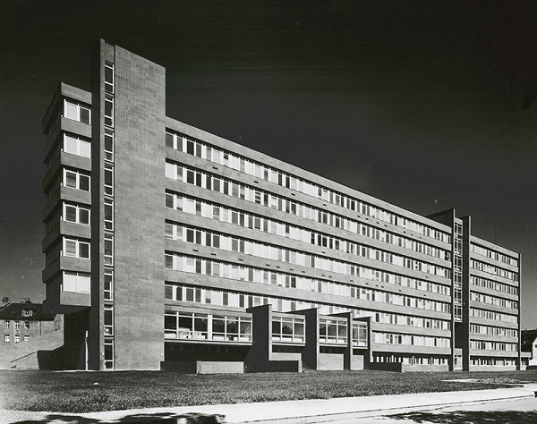 Viktor Šišolák, Rajmund Müller – Poliklinika v Bratislave – Novom Meste. Pohľad na fasádu. 