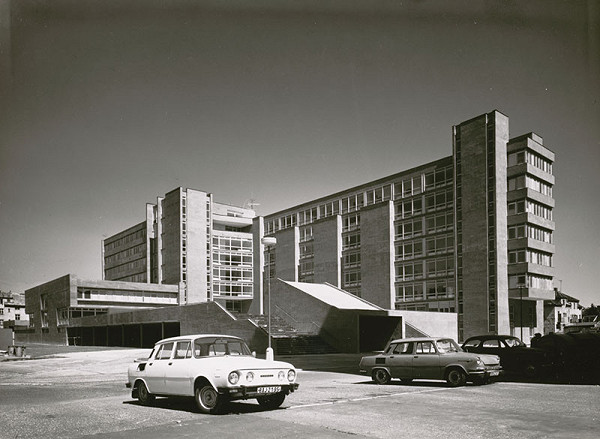 Rajmund Müller – Poliklinika v Bratislave – Novom Meste. Pohľad na vstupnú fasádu. 