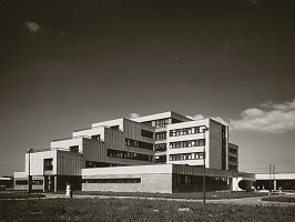 Albert Ščepán, Rajmund Müller – Zdravotné stredisko Starý Háj v Bratislave. Celkový pohľad. 
