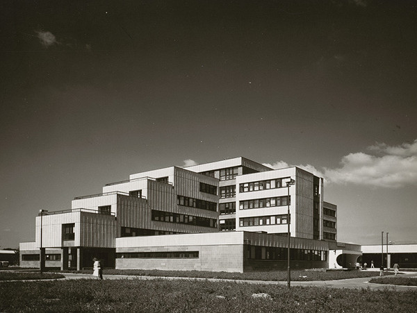 Albert Ščepán, Rajmund Müller – Zdravotné stredisko Starý Háj v Bratislave. Celkový pohľad. 