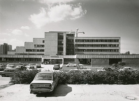 Albert Ščepán, Rajmund Müller – Zdravotné stredisko Starý Háj v Bratislave. Pohľad na prednú fasádu. 