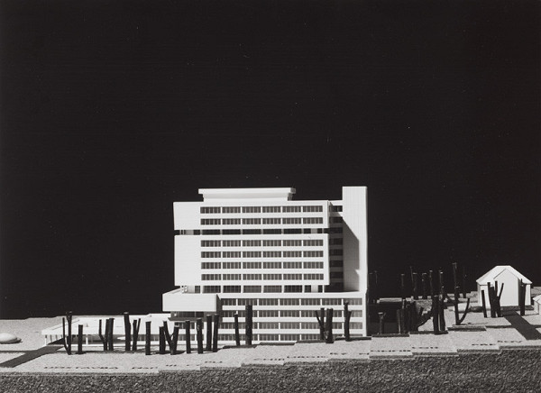 Jindřich Martin, Rajmund Müller – Dostavba nemocnice s poliklinikou III. typu v Prešove. Chirurgický pavilón. Model.  