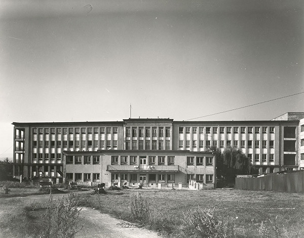 Gustav Paul, Jaroslav Rajchl, Rajmund Müller – Nemocnica s poliklinikou v Bardejove. Exteriér. 