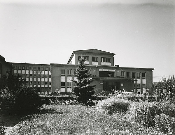 Rajmund Müller – Nemocnica s poliklinikou v Revúcej. Pohľad na fasádu.  
