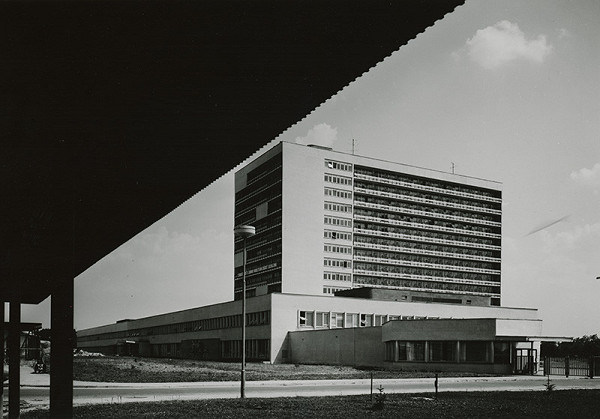 Richard Pastor, Rajmund Müller – Nemocnica s poliklinikou v Nových Zámkoch. Pohľad na budovu. 