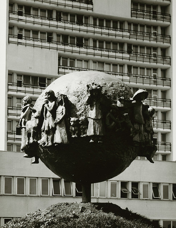 Richard Pastor, Ľudmila Cvengrošová, Rajmund Müller – Nemocnica s poliklinikou v Nových Zámkoch. Detail plastiky v exteriéri. 