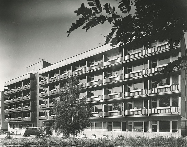 Ľubomír Mrňa, Rajmund Müller – Nemocnica s poliklinikou v Komárne. Pohľad na fasádu. 