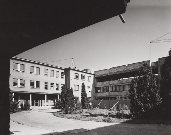 Oldřich Černý, Štefan Imrich, Eva Ondrušková, Rajmund Müller – Nemocnica s poliklinikou Dunajskej strede. Exteriér. 