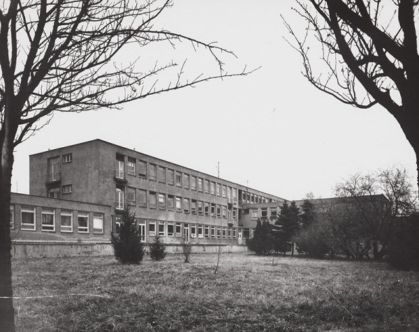 Rajmund Müller – Nemocnica s poliklinikou I. v Partizánskom. Diaľkový pohľad.