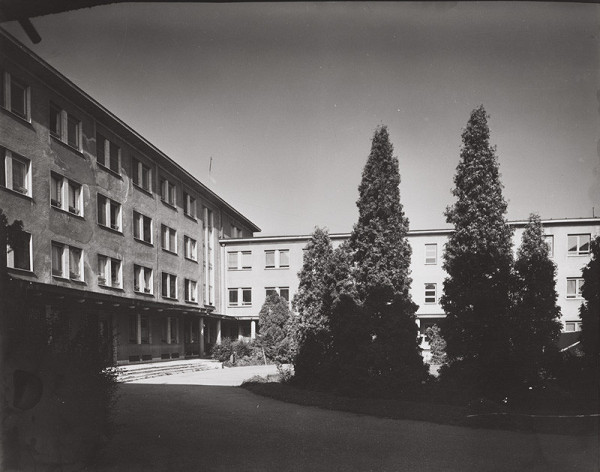 Rajmund Müller – Nemocnica s poliklinikou v Ilave. Exteriér. 