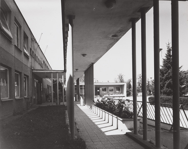 Jaroslav Rajchl, Rajmund Müller – Oblastné zdravotné stredisko v Gabčíkove. Exteriér 