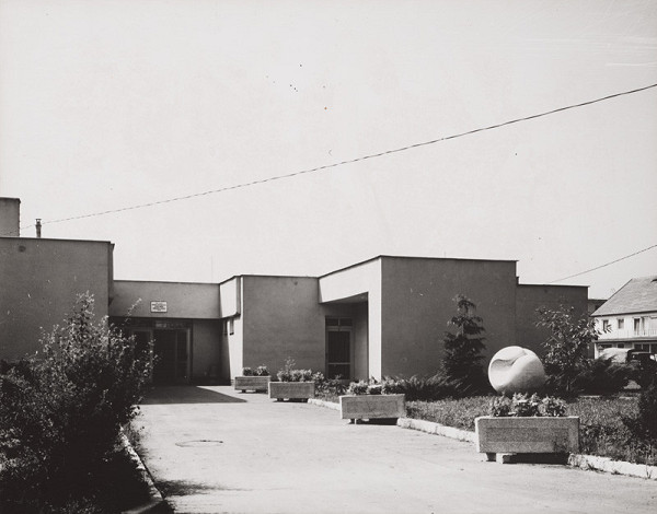 Christo Tursunov, Rajmund Müller – Oblastné zdravotné stredisko v Budči. Exteriér. 