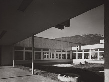 Eva Ondrušková, Rajmund Müller – Oblastné zdravotné stredisko v Liptovskej Sielnici. Exteriér.  