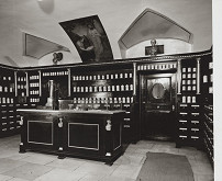 Ladislav Kaffka, Emil Balla, Eduard Stančík, Rajmund Müller – Lekáreň U červeného raka v Bratislave. Interiér. 