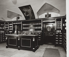 Ladislav Kaffka, Emil Balla, Eduard Stančík, Rajmund Müller – Lekáreň U červeného raka v Bratislave. Interiér. 