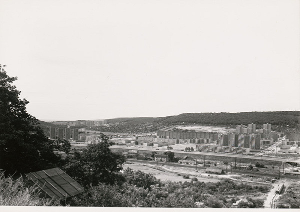 Štefánia Krumlová, Imrich Ehrenberger, Rajmund Müller – Výstavba sídliska Dúbravka v Bratislave. Panoramatický pohľad. 