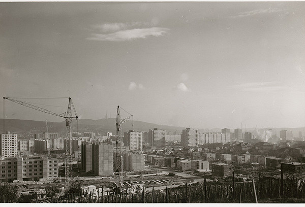 Rajmund Müller – Výstavba sídliska Dúbravka v Bratislave. Panoramatický pohľad na výstavbu so žeriavmi. 