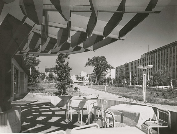 Rajmund Müller – Kollárovo námestie v Bratislave. Pohľad od reštaurácie uprostred parku.  