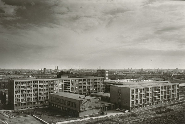 Rajmund Müller – Sídlisko na Ulici februárového víťazstva v Bratislave. Škola. 