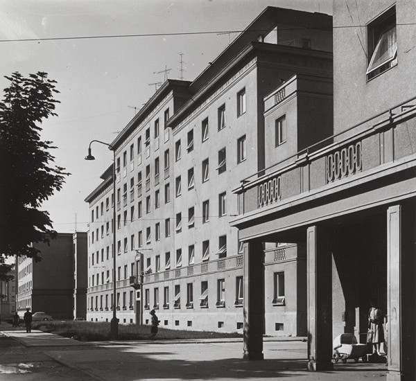 Karol Paluš, Miloslav Tengler, Rajmund Müller – Sídlisko na Miletičovej ulici v Bratislave. Pohľad na bytovku. 