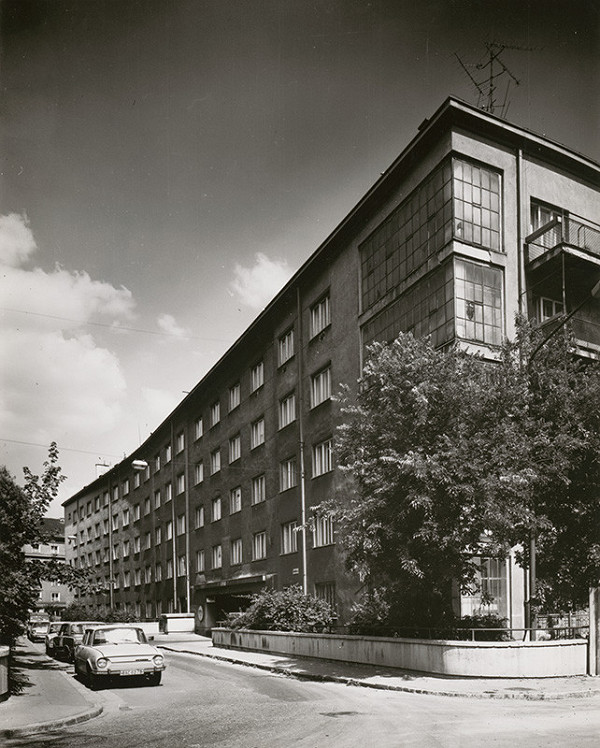 Emil Belluš, Rajmund Müller – Obytný dom z dôvodu reformy vojenskej správy v Bratislave. Exteriér, celkový pohľad. 