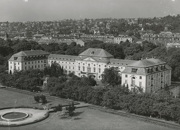 Emil Belluš, Rajmund Müller – Arcibiskupský palác v Bratislave. Letecký pohľad.  