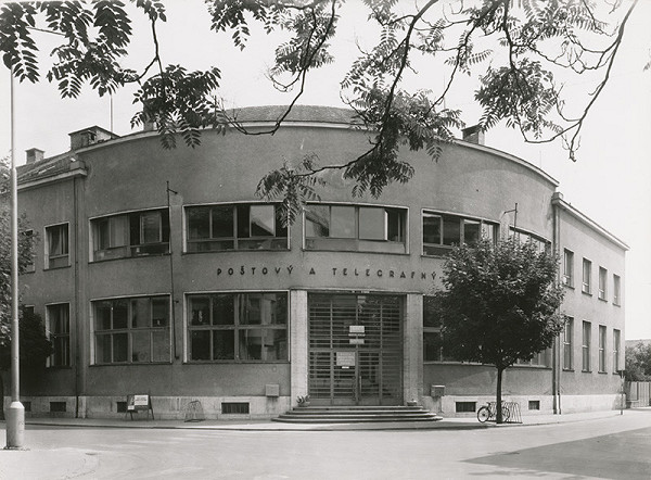 Emil Belluš, Rajmund Müller – Poštový a telegrafný úrad v Piešťanoch. Čelný pohľad. 
