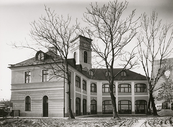 Jelica Janotová, Rajmund Müller – Stanica konskej železnice v Bratislave. Zadný pohľad. 