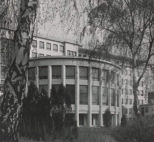 Jozef Lacko, Milan Škorupa, Rajmund Müller – Lekárska fakulta UK v Bratislave. Zadný pohľad na fasádu. 