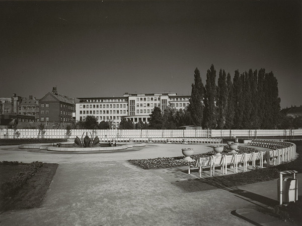 Rajmund Müller – Medická záhrada v Bratislave. Pohľad smerom na lekársku fakultu. 