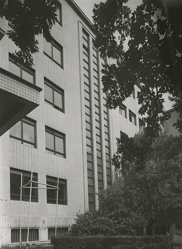 Emil Belluš, Rajmund Müller – Fakulta architektúry STU v Bratislave. Detail fasády. 