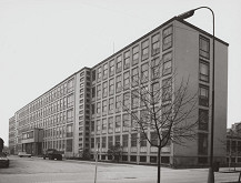 Vladimír Karfík, Anton Rokošný, Rajmund Müller – Farmaceutická fakulta v Bratislave. Celkový pohľad.  