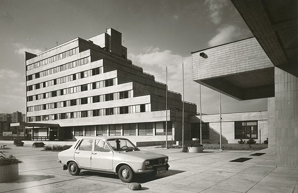 Rajmund Müller – Stredná škola polygrafická v Bratislave - Rači. Exteriér.  
