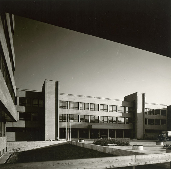 Virgil Droppa, Juraj Hlavica, Rajmund Müller – Stredná škola polygrafická v Bratislave - Rači. Exteriér 