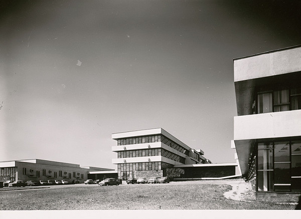 Vladimír Dedeček, Jiří Švaniga, Oldřich Černý, Rajmund Müller – Vysokoškolský areál v Bratislave - Mlynskej doline. Exteriér