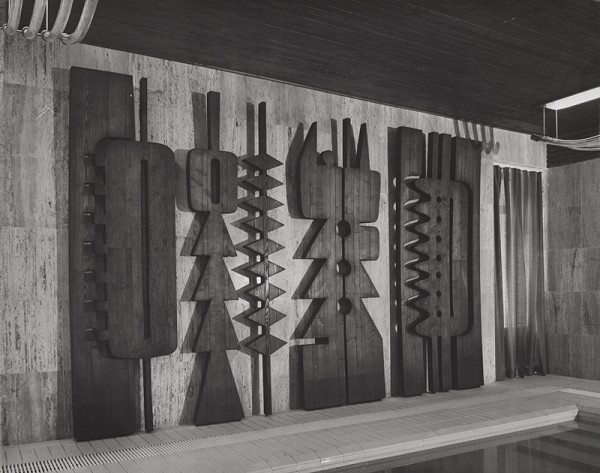 Rajmund Müller – Účelové zariadenie vlády SSR v Trenčianskych Tepliciach. Plastika na stene v interiéri. 