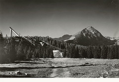 Ján Šprlák-Uličný, Eugen Kramár, Rajmund Müller – Skokanské mostíky na Štrbskom Plese. Diaľkový pohľad. 