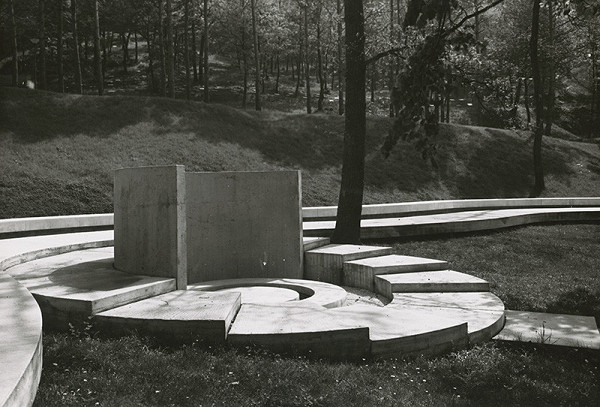 Ferdinand Milučký, Rajmund Müller – Krematórium a urnový háj v Bratislave. 