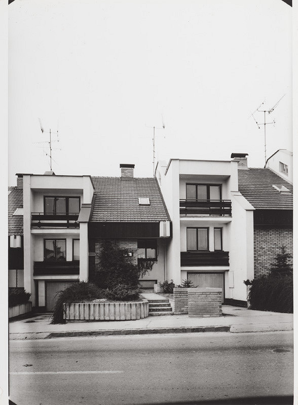 František Dulík, Ján Valek, Rajmund Müller – Rodinné domy na Hanulovej ulici v Nitre. Exteriér.  